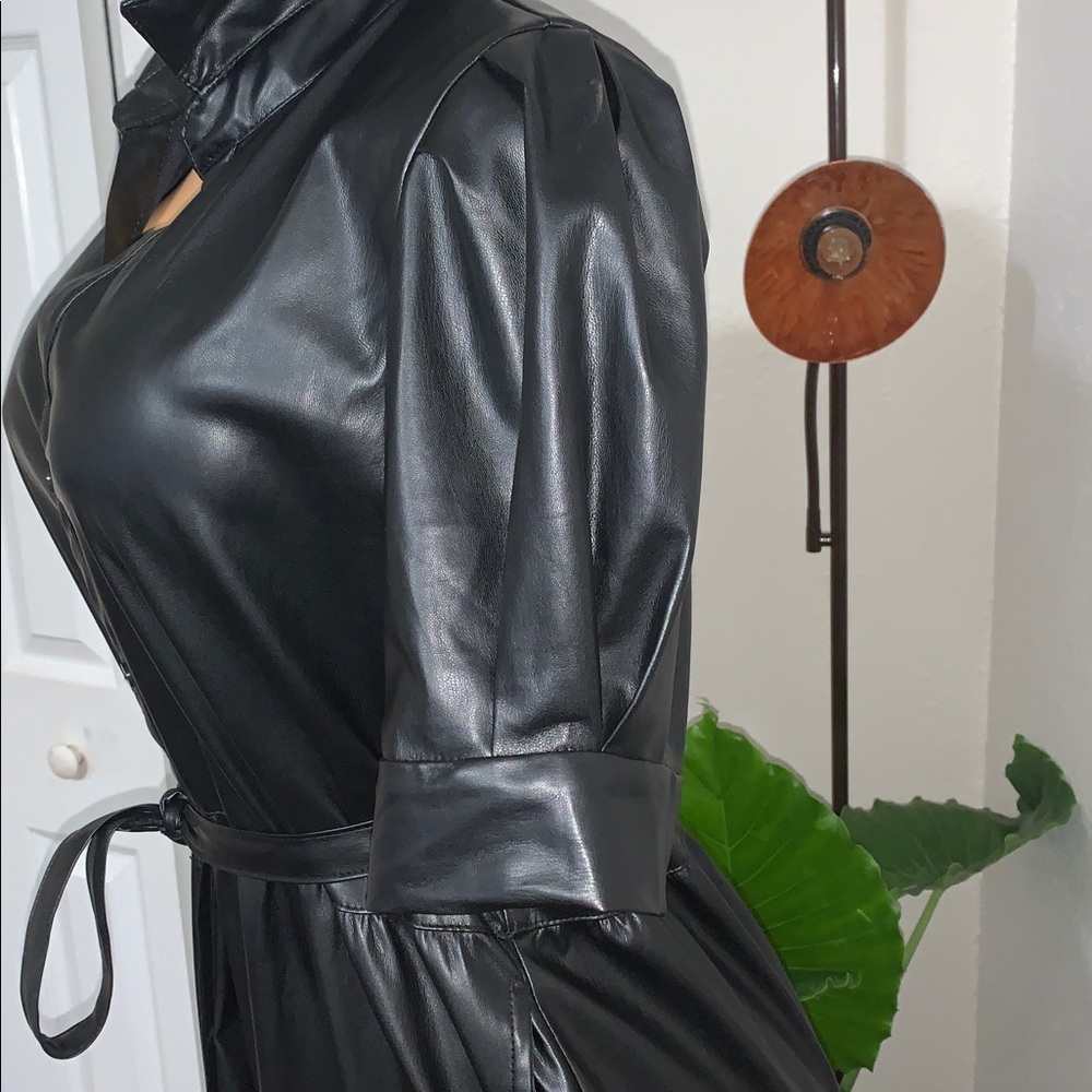 Elegant Black Midi Dress - Picture 7 of 10